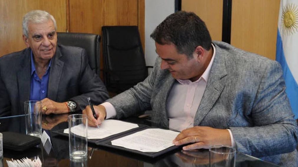 Jose Luis Lingeri y Jorge Triaca firmaron la paritaria para el sector. 