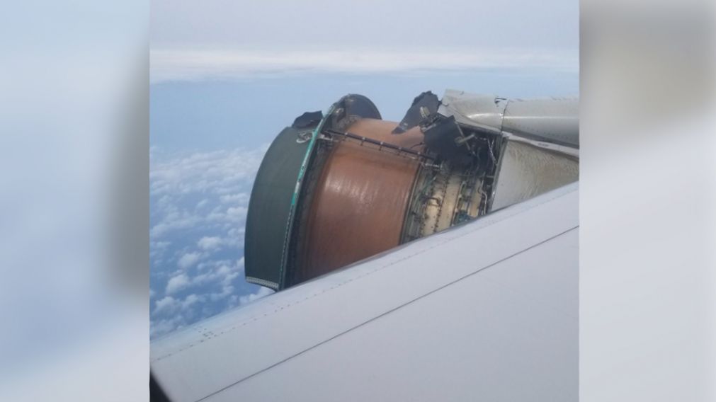 Así se desarmaba parte del motor del avión de United Airlines