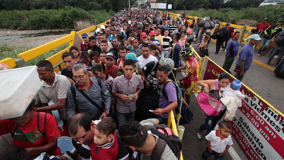 Miles de venezolanos cruzan el puente en San Antonio del Tachira. (AFP)