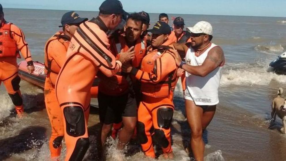 Hallan a kayakista desaparecido naufragando a la deriva en Bahía Blanca