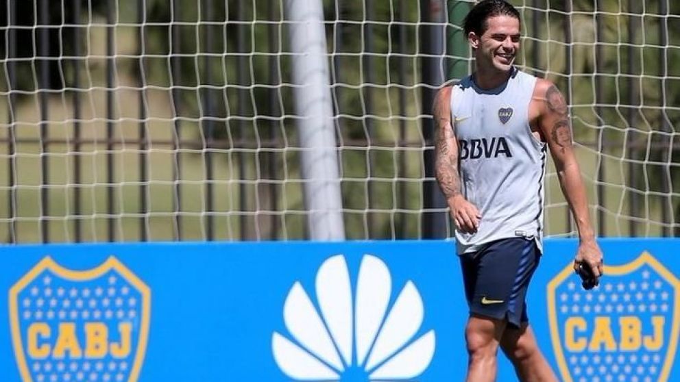 Fernando Gago comenzó a tocar el balón y se pone a punto.