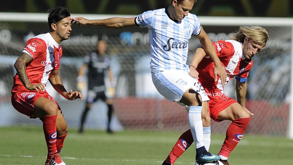 Machín "raspa" para tratar de hacerse con el balón (FotoBaires).