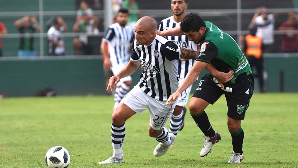 Talleres y San Martín disputaron un duelo muy parejo. (Télam)