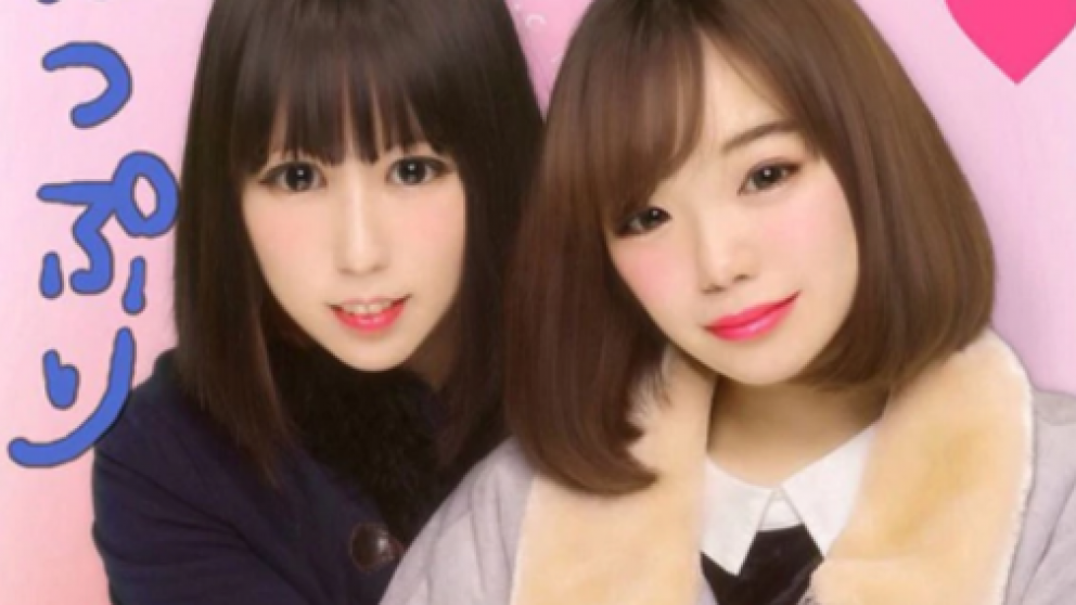 La mujer de la izquierda es la mujer recuperada.