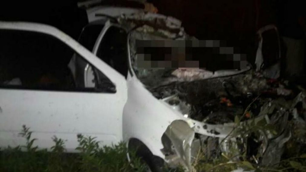El Clio blanco luego del accidente y en el cual viajaba la pareja junto a su perro.
