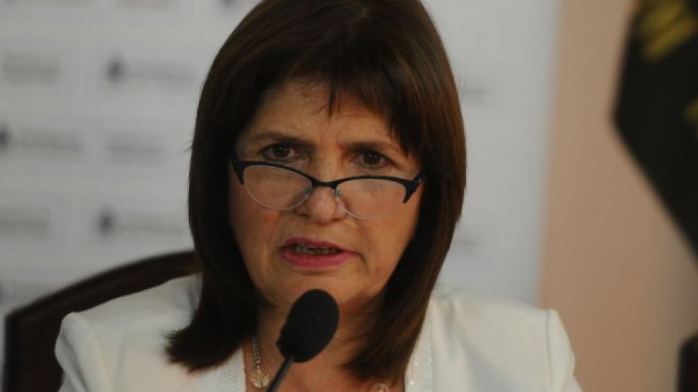 La ministra defendió al policía que abatió por la espalda a un delincuente.
