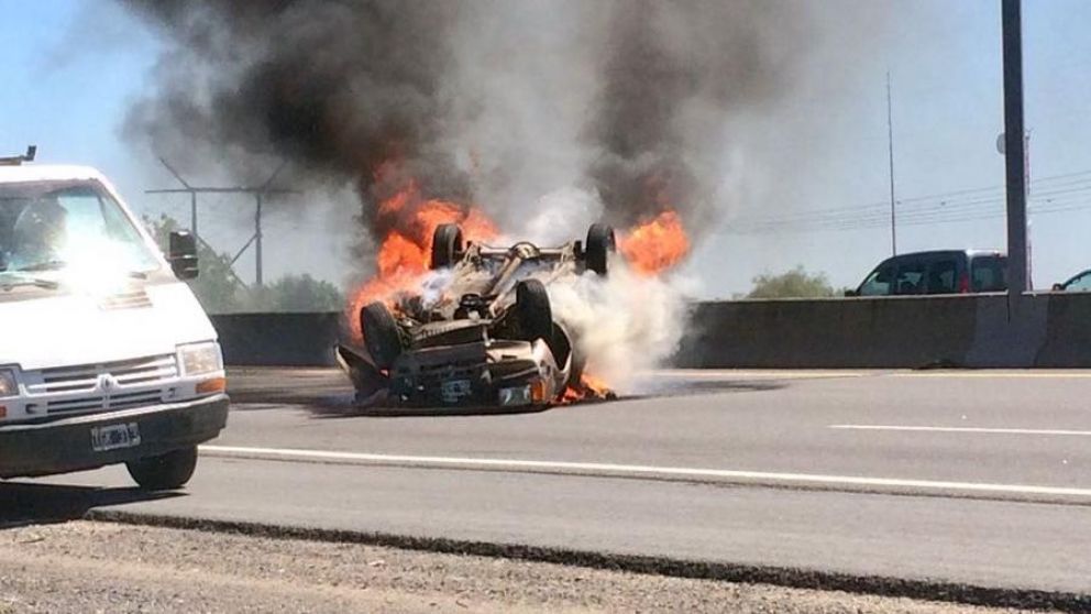 El auto volcó, se incendió y murieron dos personas junto a su perro.