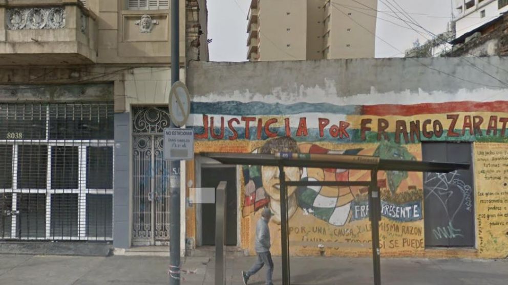 En la terraza de esta vivienda el hombre agredió a su mujer e hijas. (Google Street View)