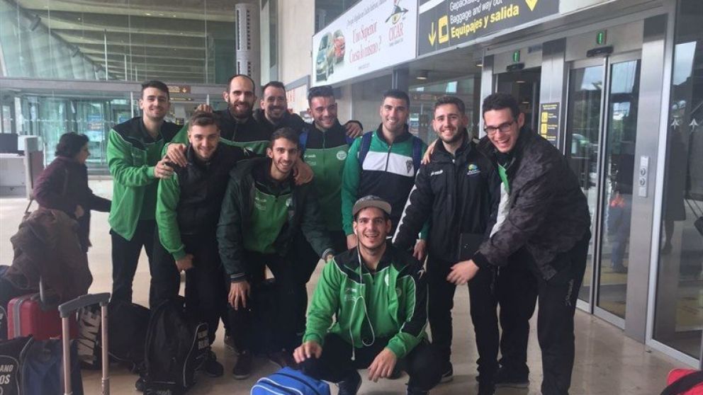 La felicidad de Cozzi Castro (con mochila azul), apenas arribado a Tenerife.