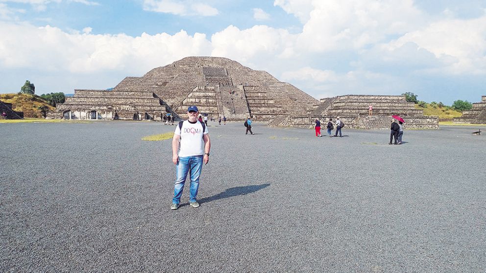 El periodista Jorge Fern�ndez Gentile frente a la enigm�tica pir�mide de "La Luna".