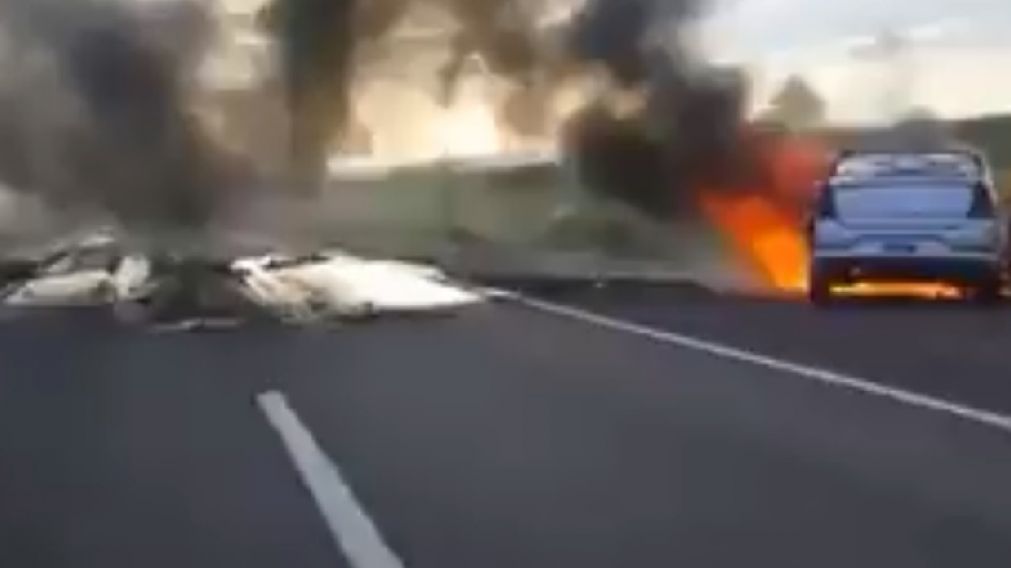Momento en que toma fuego el vehículo (Captura)
