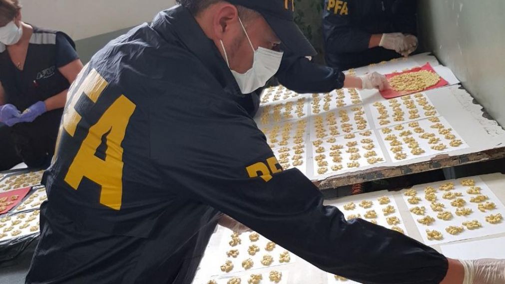 Hallan 26 mil pastillas de metanfetamina en pelotero inflable