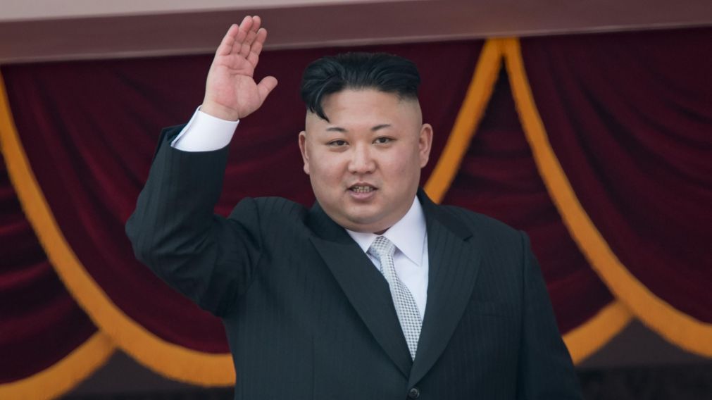 Kim Jong-Un. Saluda a su pueblo desde en el 105 aniversario del líder Kim Il-Sung. (AFP)