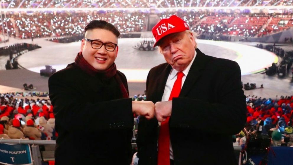 Los falsos líderes en el estadio. (Twitter)