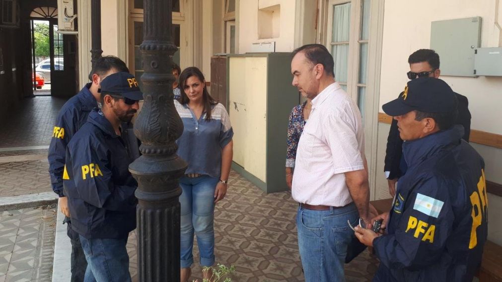 Bronceados en cana: caen los ex intendentes que mandaron "besitos" desde Cancún
