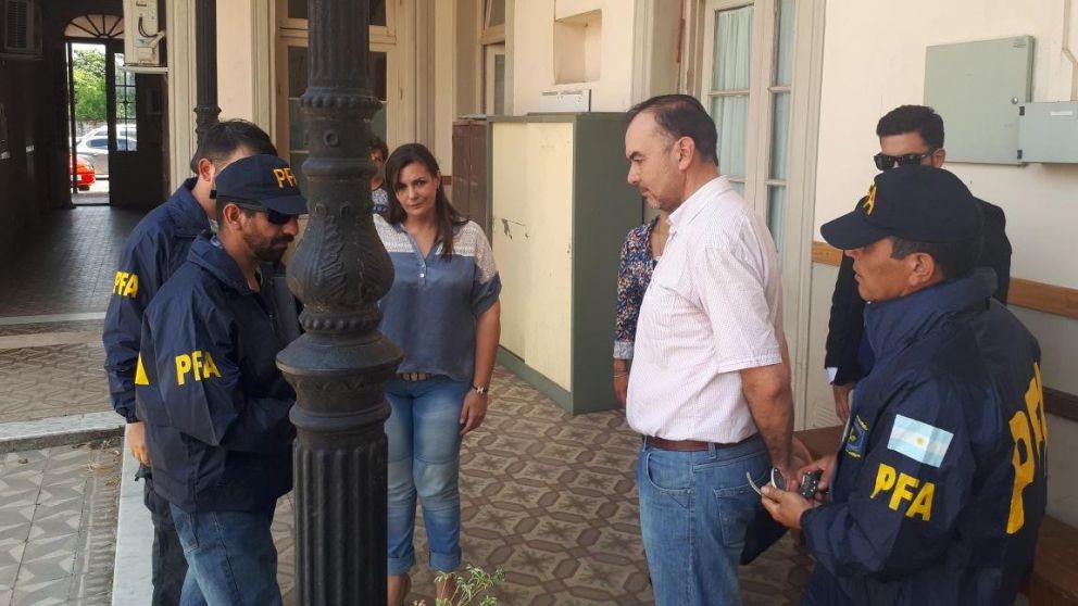 Bronceados en cana: caen los ex intendentes que mandaron "besitos" desde Cancún