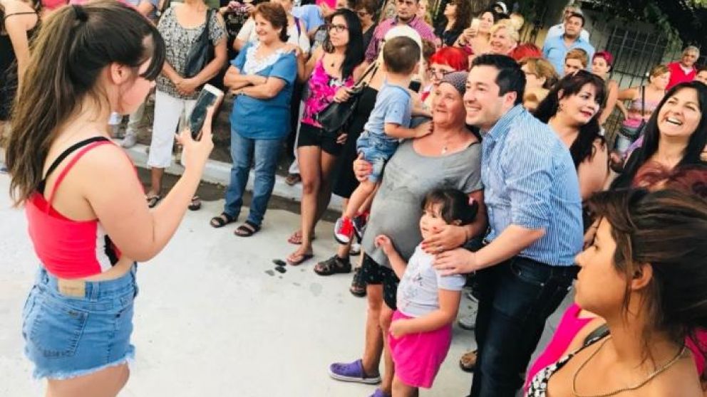 Nardini inauguró pavimento cantando con mariachis
