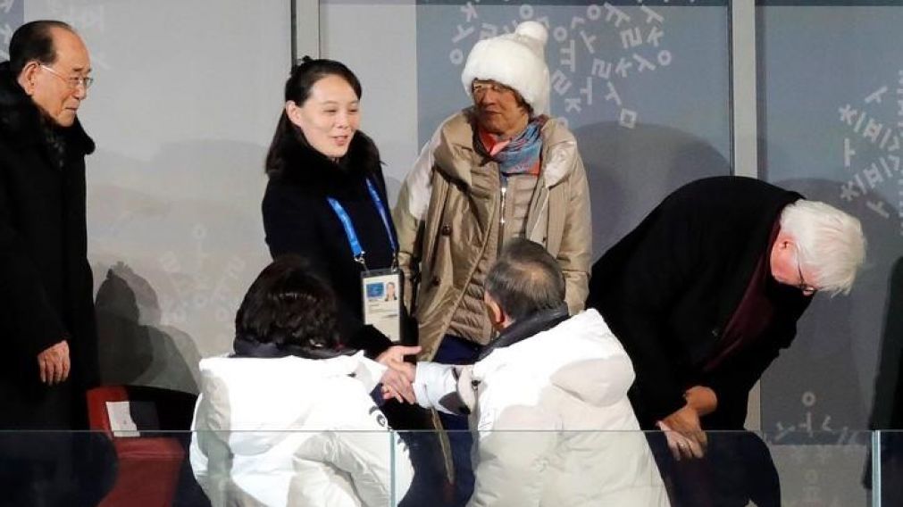 El presidente de Corea del Sur saluda a la hermana del líder norcoreano. (Reuters).