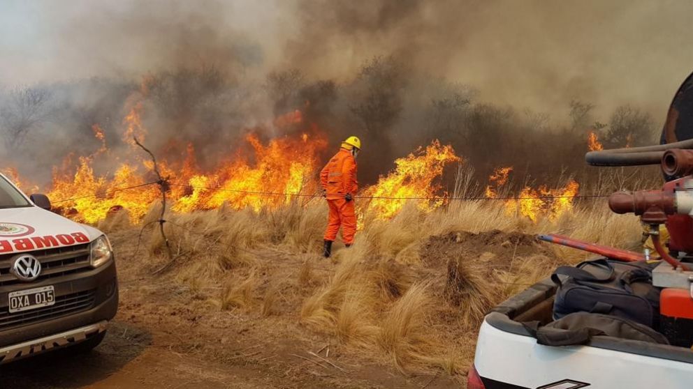 Tuvo que ser extinguido por 12 dotaciones de bomberos. (La Voz)