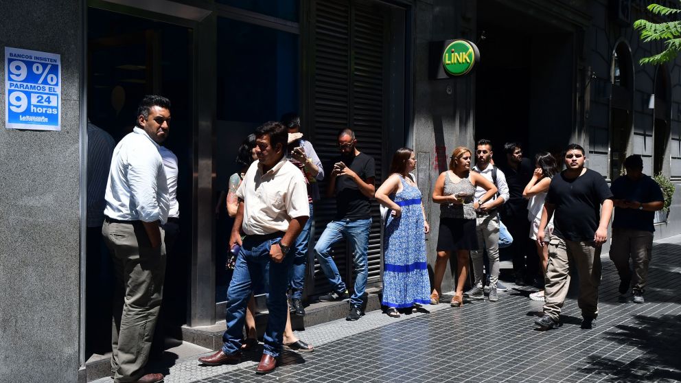 Largas colas en los cajeros. (Crónica)