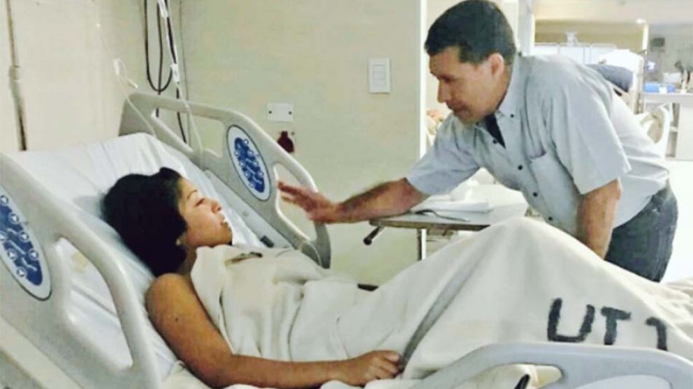 Una cadeta junto a Sergio Casas, el gobernador de La Rioja. (@SergioGCasas)