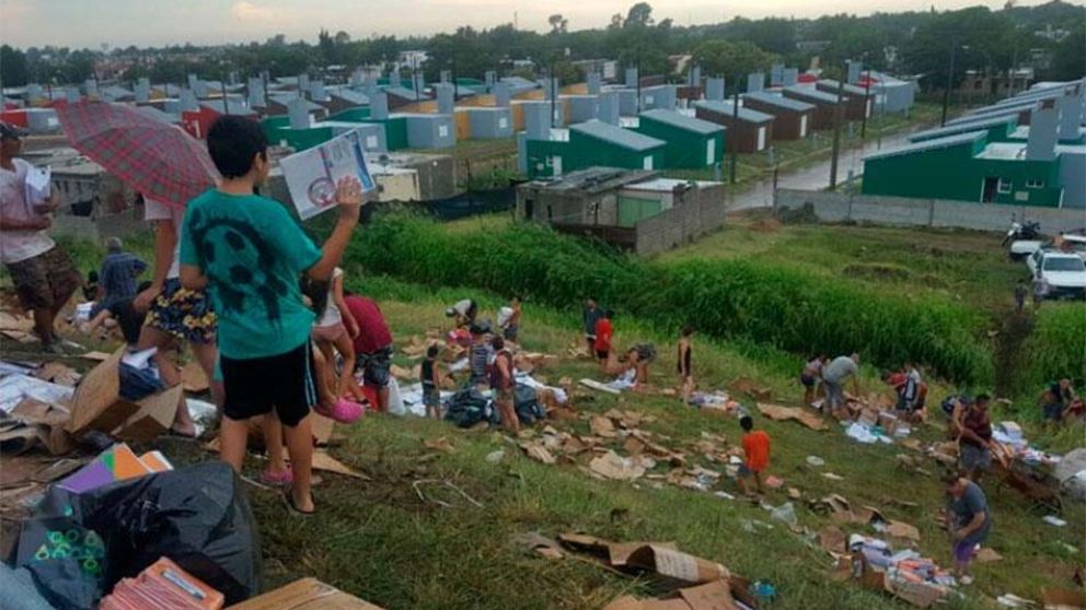 Así saqueaban los vecinos los útiles que llevaba el camión volcado. (@canal10cba)