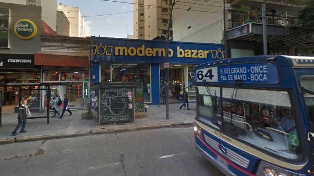 Escrachan a pareja robando ventiladores en local de Recoleta