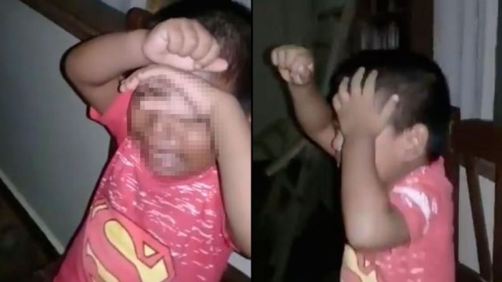 El pequeño sufrió una brutal golpiza (captura de video).
