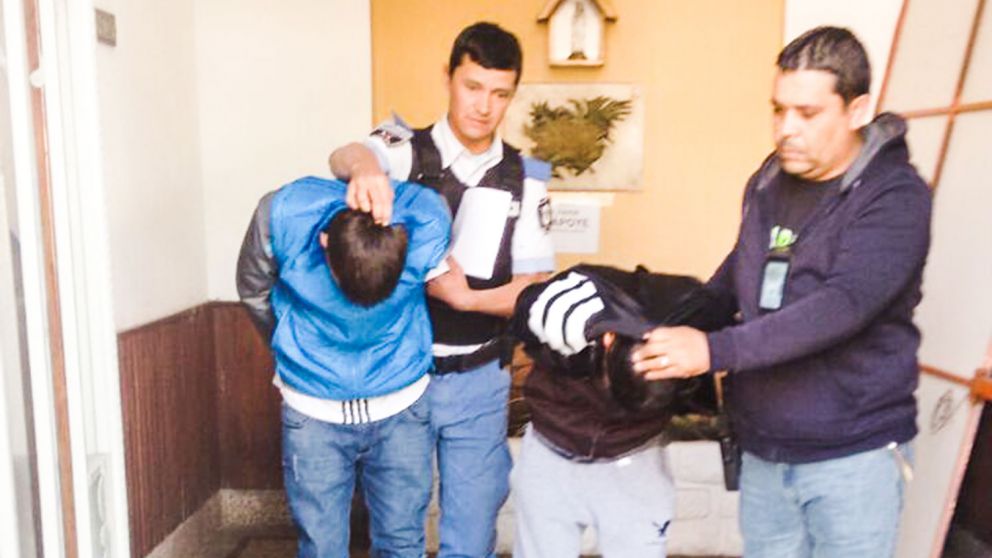 Dos de los tres menores detenidos por robar con arma de plastico. (diariohoy.net)