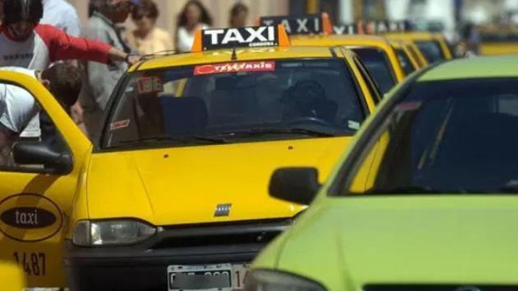 Mujer le arrancó el dedo con los dientes a taxista para no pagar