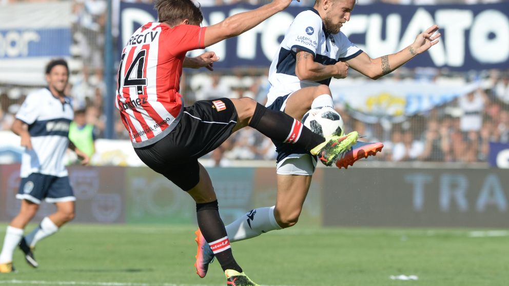 La pelota anduvo más por el aire que por el césped (FotoBaires).