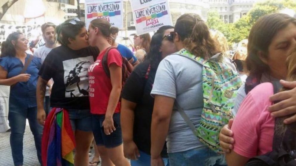 Se autoconvocaron bajo el lema #PresaPorBesar.