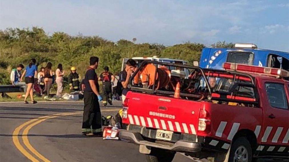 Bomberos, médicos y personal policial trabajan en la zona. (Gentileza Cadena 3)