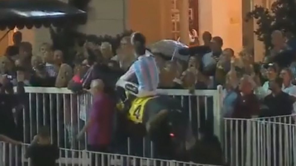 La madre de Ricardinho le entregó la plaqueta.