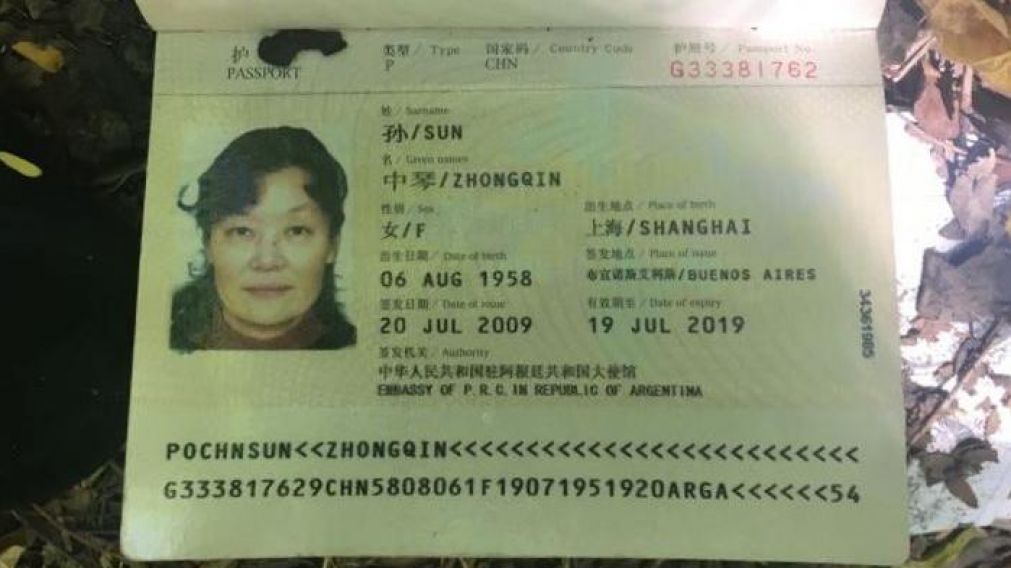 El pasaporte encontrado en Ezeiza.