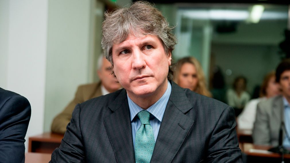 Su estrategia es apuntar contra Laura Muñoz, esposa de Vandenbroele.