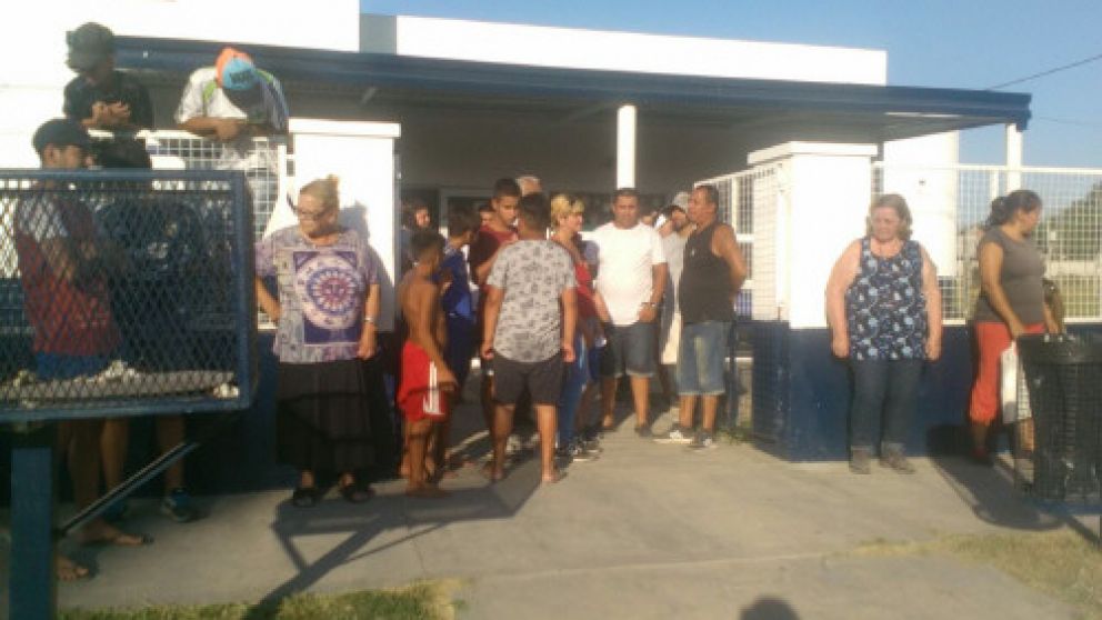 Los habitantes del barrio Santa Marta, a la buena de Dios después de las ocho de la noche.