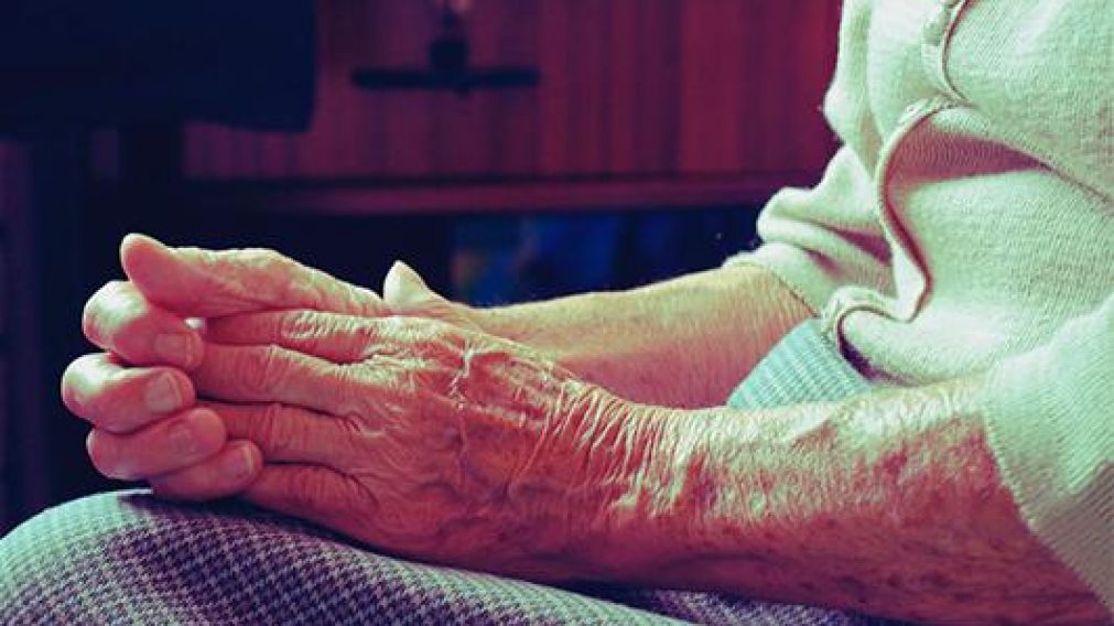 La mujer de 107 años fue agredida cuando intento detener a los delincuentes.