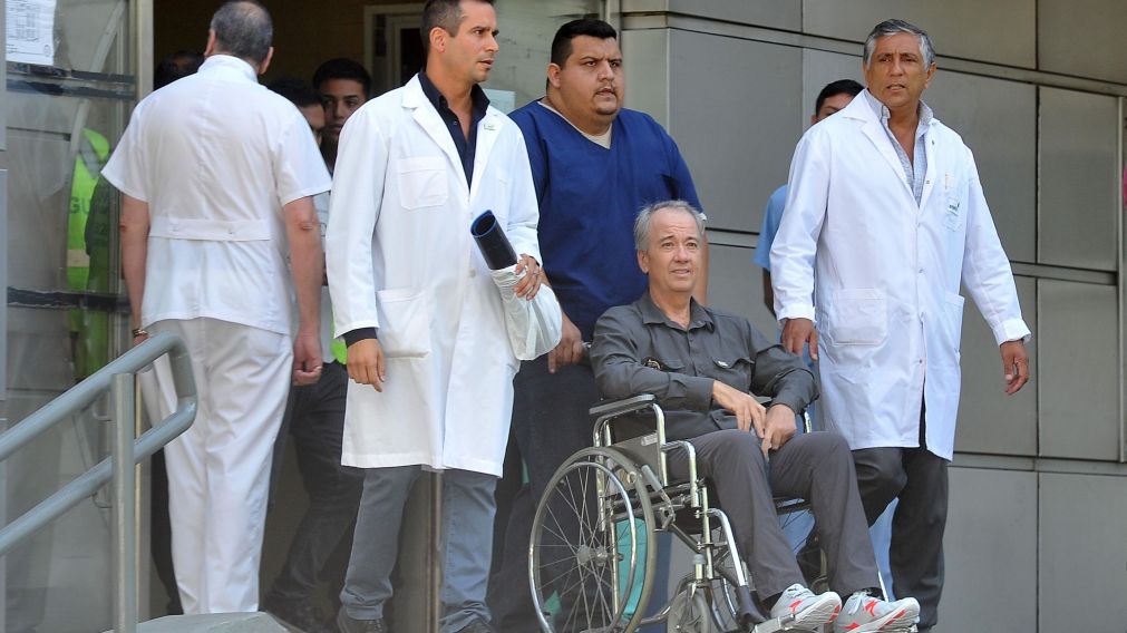 El turista no dudó en defender al policía que según el le "salvo la vida".