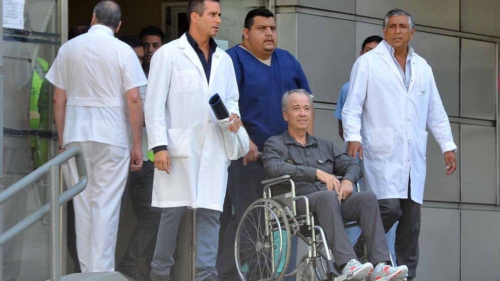 El turista no dudó en defender al policía que según el le "salvo la vida".