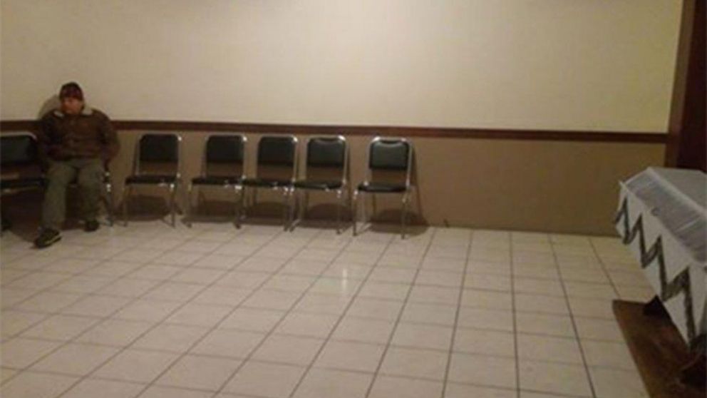 Ramón y la sala vacía. Así comenzó el velorio, luego se llenaría de gente.