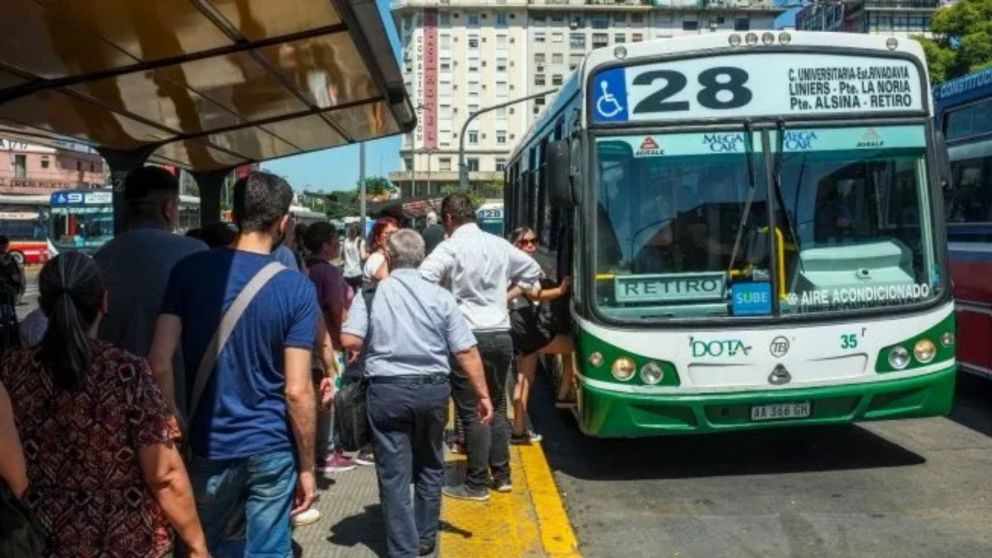 Hubo acuerdo en la paritaria salarial y no habrá paro de colectivos en el AMBA.