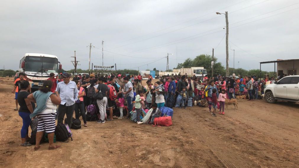 Cientos de personas esperando el momento de ser evacuados. (Télam)