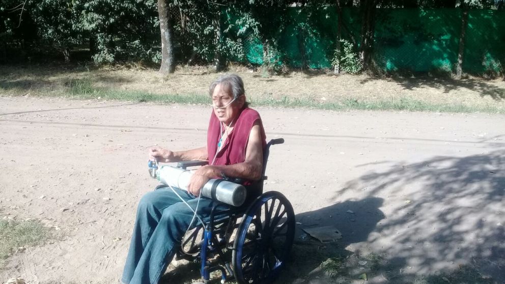 El hombre se desplaza en silla de ruedas y con un tubo de oxígenos.