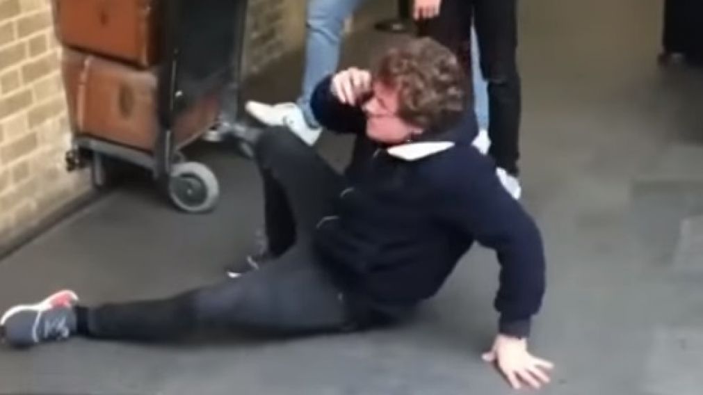 Intentó imitar a su ídolo y le salió mal.