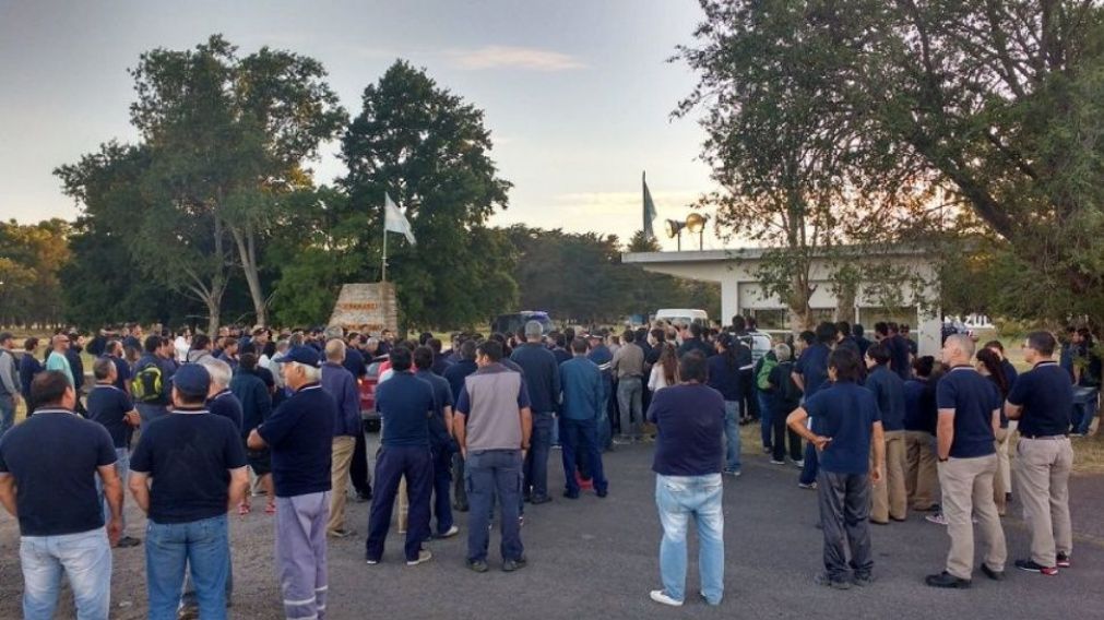 Los trabajadores de la fábrica, en la calle. (Archivo)