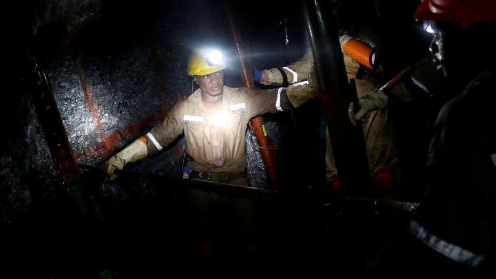 Alrededor de un millar de obreros, retenidos a kilómetros de profundidad.