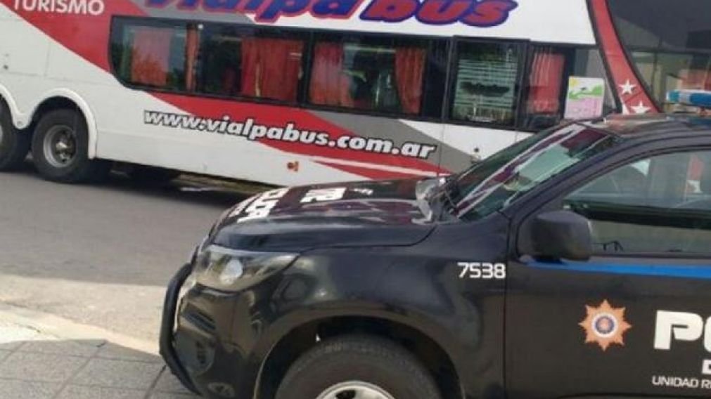 Los delincuentes fueron detenidos por la policía al bajar del colectivo (gentileza de La Voz de San Justo.