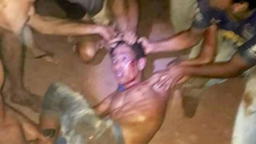 Así fue atrapado y golpeado el joven por vecinos de Puerto Iguazú. (misionesonline.net)