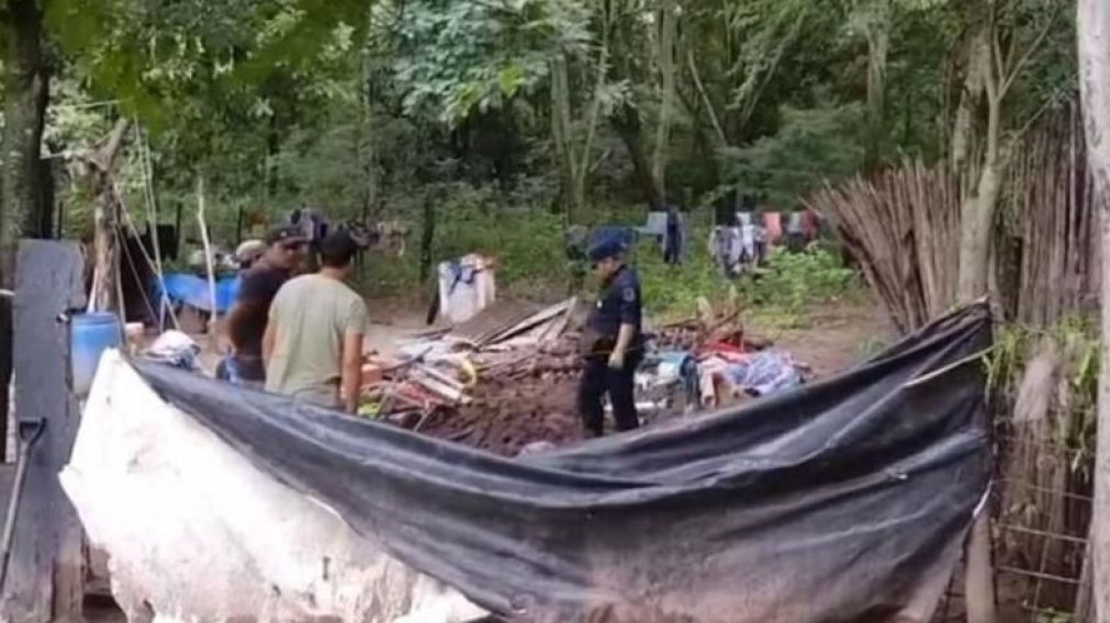 La imagen de la tragedia. Una mujer fue aplastada por la pared de su casa en Salta